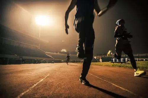 用不正当手 用不正当手